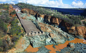 Fig 2_Oroville Dam spillway damage 27 Feb 2017
