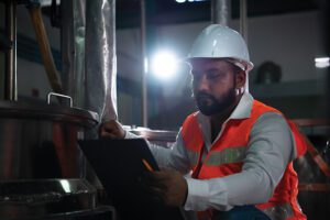 Fig2-engineer-of-the-mechanical-plant-conduct-inspection